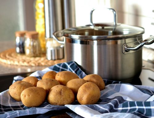 Patate lesse, cipollotti e olive salate