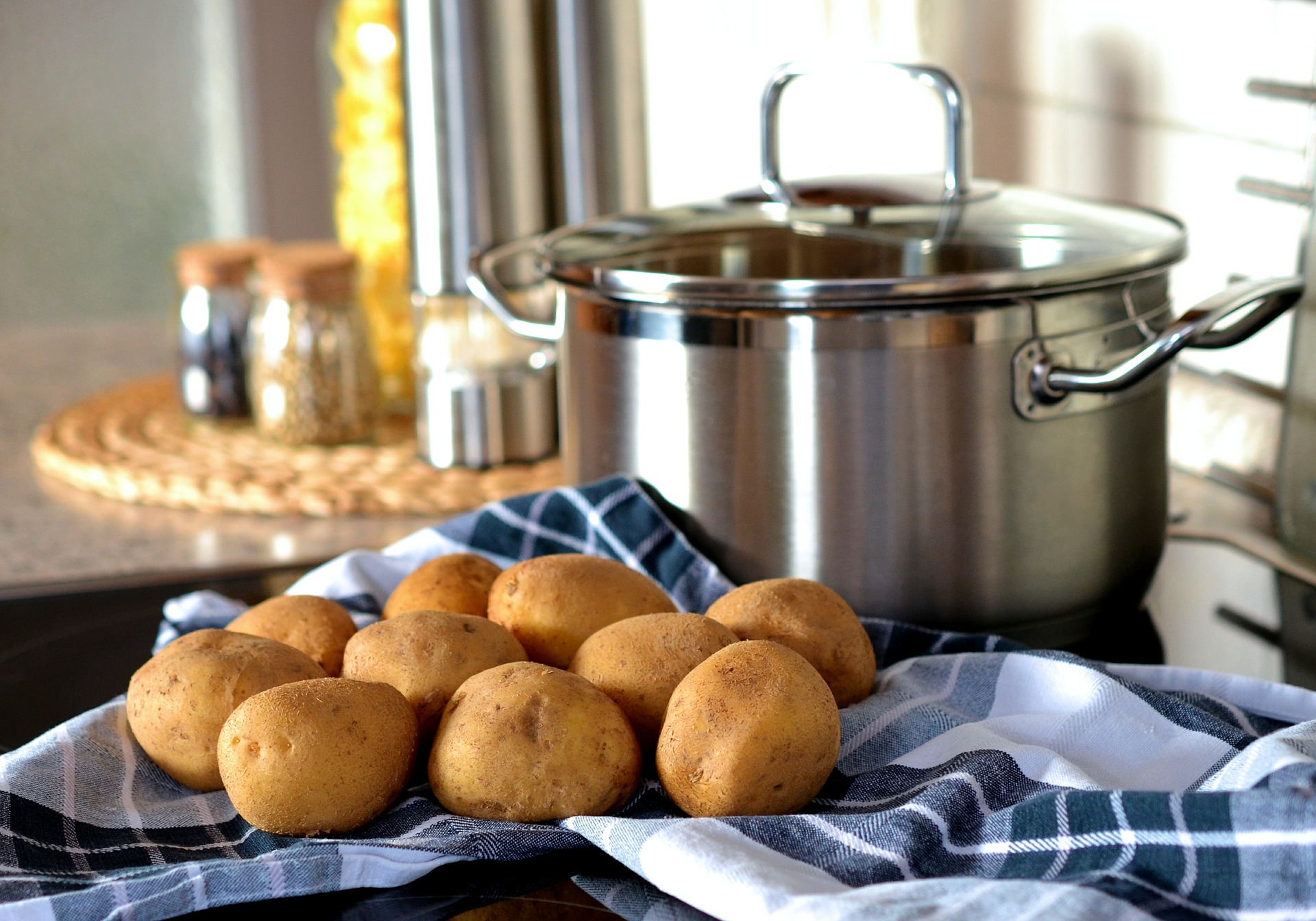 Patate lesse, cipollotti e olive salate